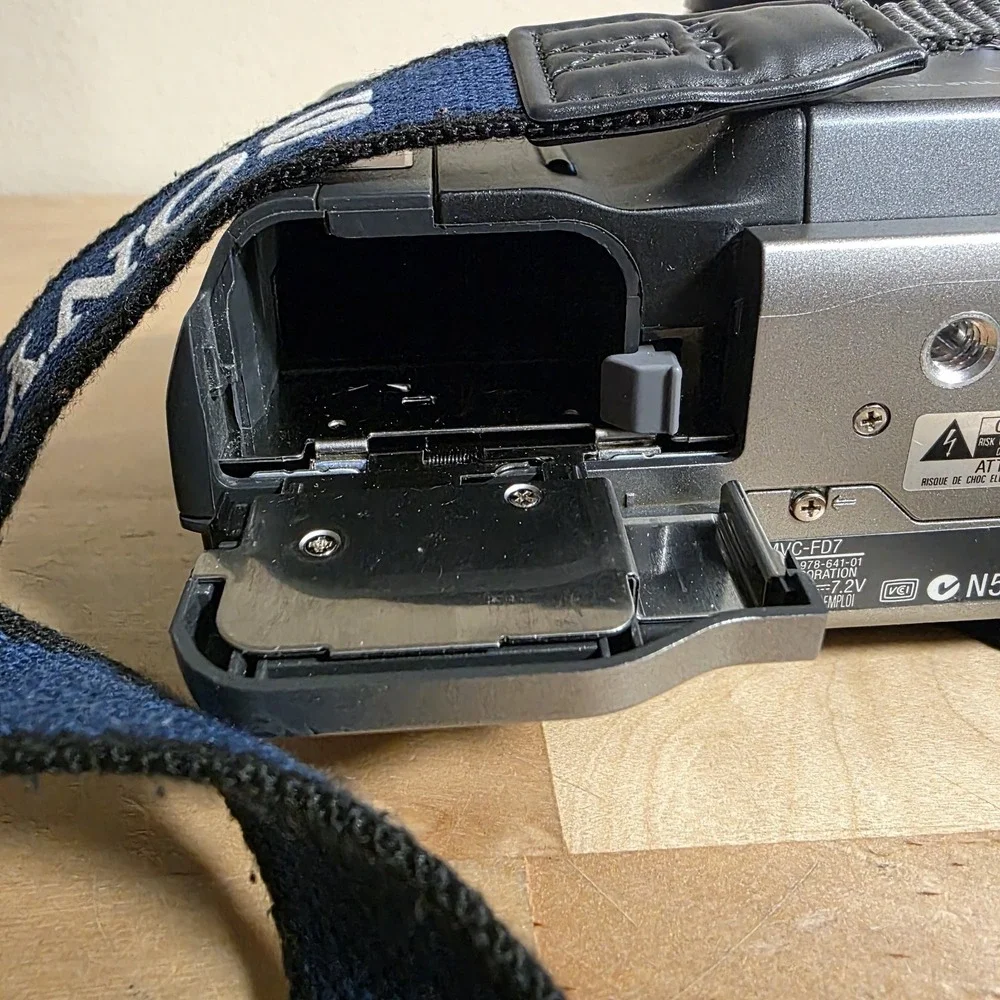 Sony Mavica MVC-FD7 Digital 90s y2k Floppy Camera 0.3MP‎ 10x Zoom Silver WORKS